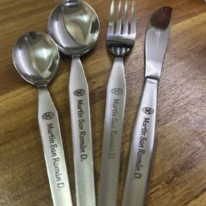 Cucharas y tenedores personalizados sobre una tabla de madera
