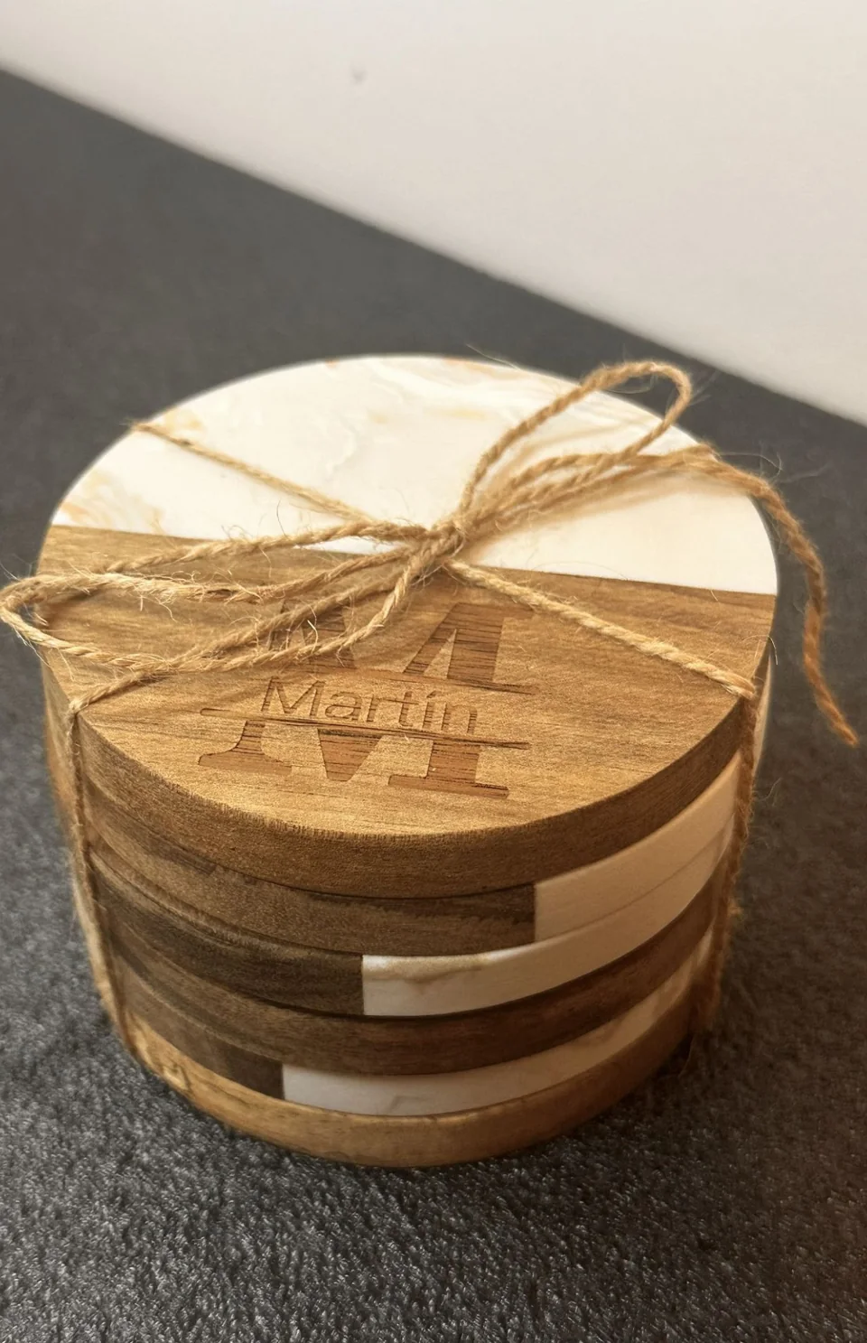 juego de posavasos de madera grabados y atados con cuerda Juego de posavasos de madera grabados y atados con cuerda