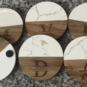 Seis posavasos de madera y mármol con iniciales grabadas