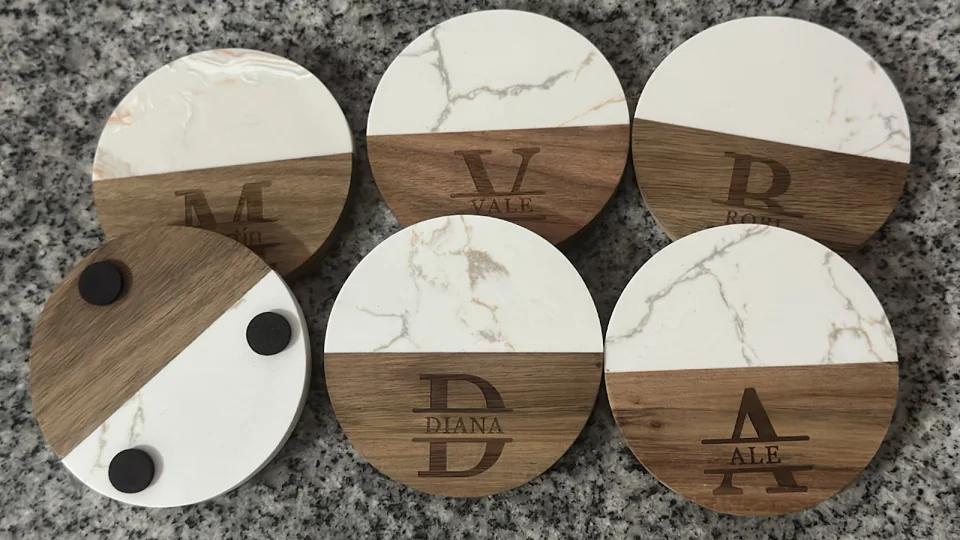 seis posavasos de madera y mármol con iniciales grabadas Seis posavasos de madera y mármol con iniciales grabadas