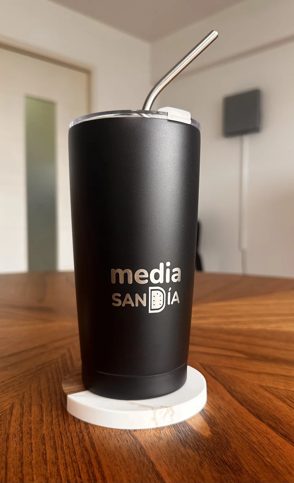 Tomatodo negro con el logo de Media Sandía